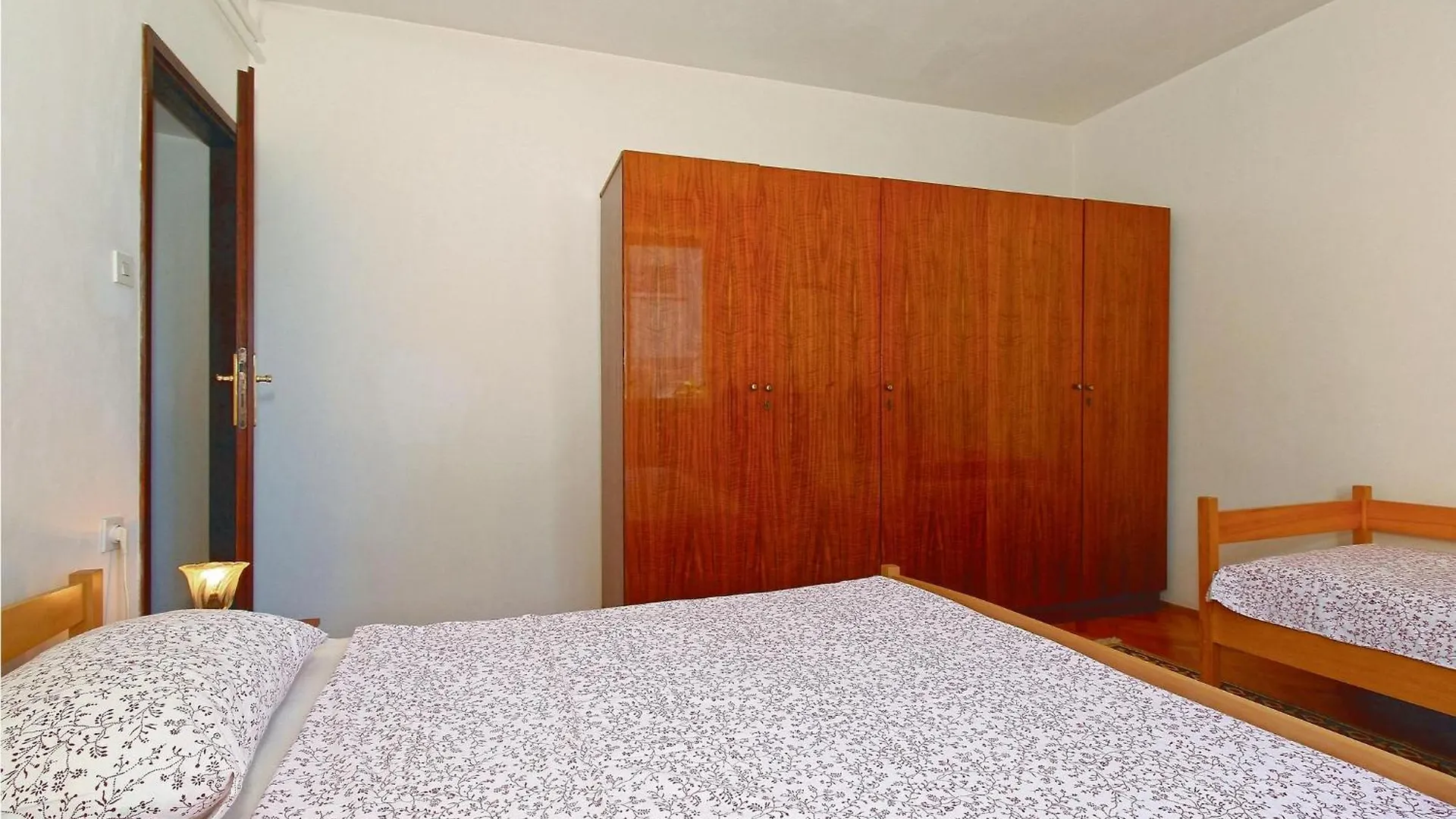 2 Bedroom Nice Apartment In Пореч